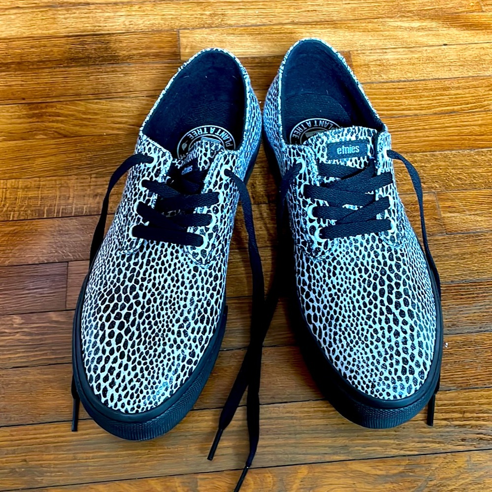 Never worn platform Etnies sneakers